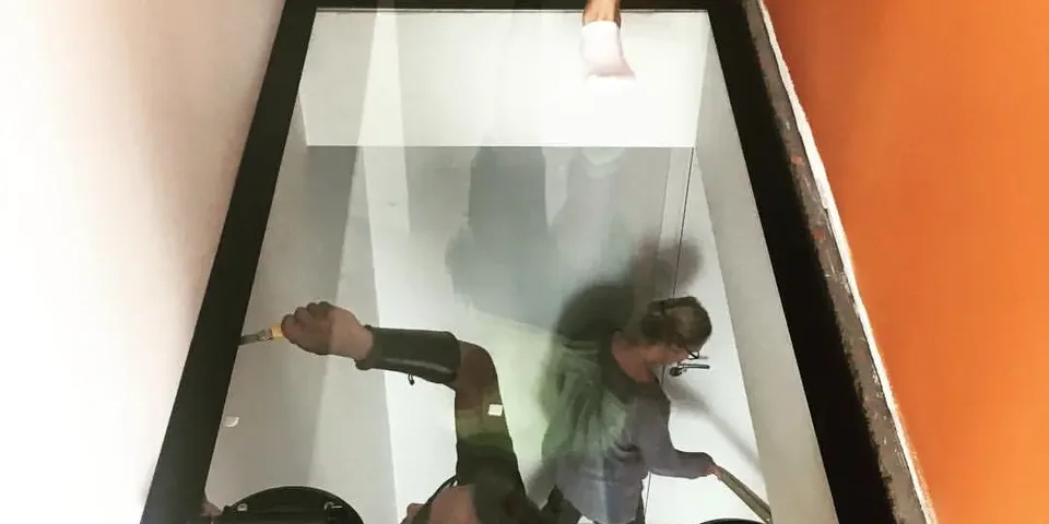 Pose précise d'une crédence en verre avec découpes — Clarté Vitrerie