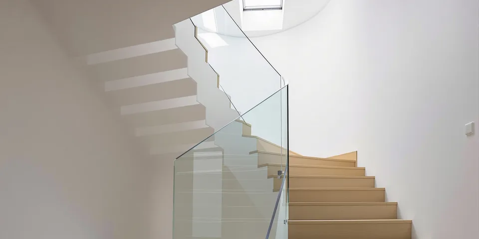 Escalier design avec garde-corps en verre — Clarté Vitrerie