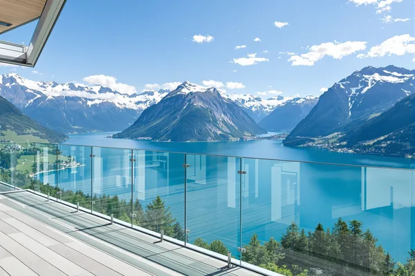 Balcon avec garde-corps en verre vue lac et montagnes — Clarté Vitrerie