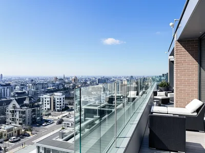 Terrasse avec garde-corps en verre à fixations ponctuelles — Clarté Vitrerie